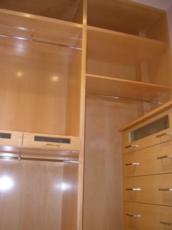 Detalle de vestidor en madera de arce